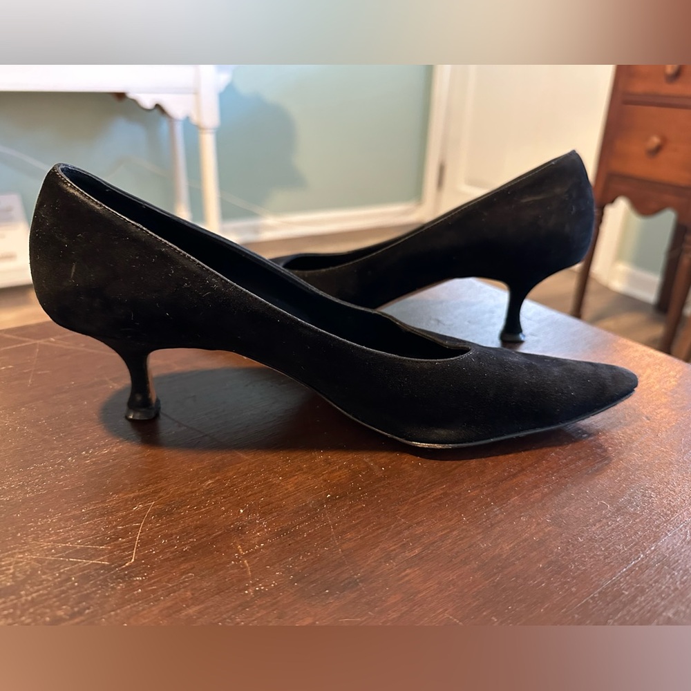 Manolo Blahnik Size 41 Low Heel Black Suede Pumps with Point Toe
